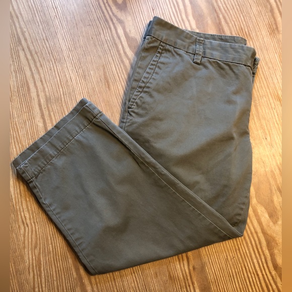 GAP ladies size 10 cropped khakis. - Picture 2 of 6